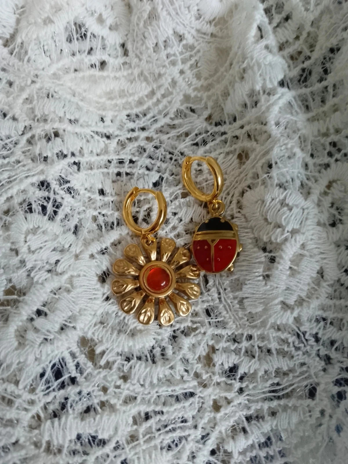 Boucles d'oreilles bohèmes coccinelle et fleur avec pierre de cornaline naturelle asymétriques